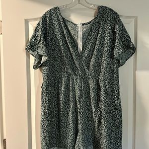 Women’s green blouse size 2x. Never worn.